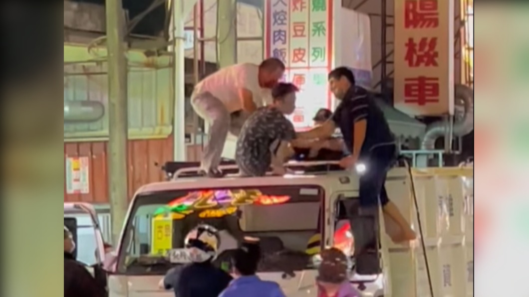 眾人合力將周男拉下壓制。(圖/翻攝我是仁武人臉書)
