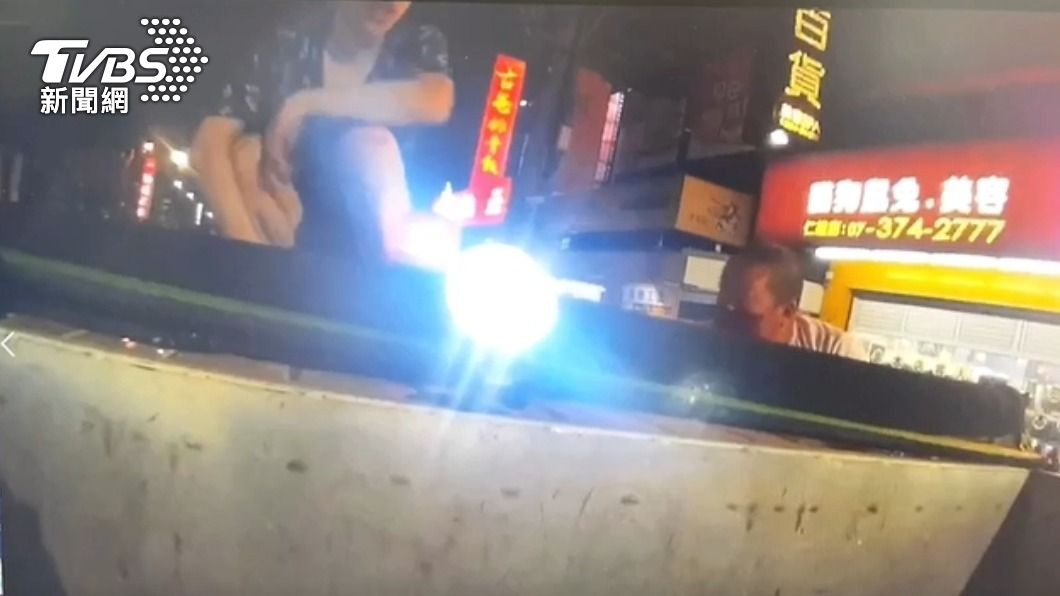 周男坐在車頂語無倫次。(圖/TVBS)