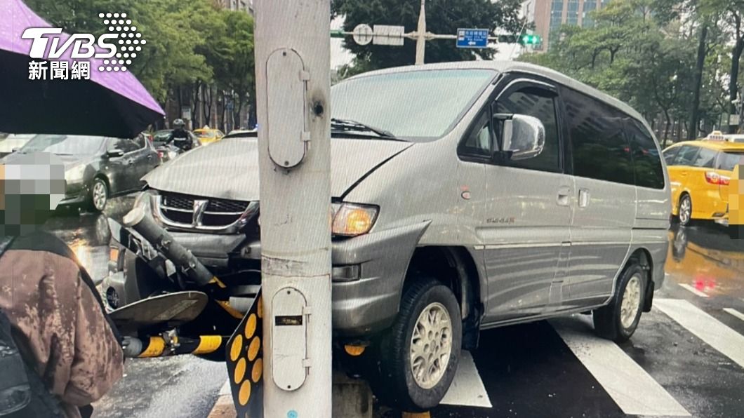 廂型車卡在分隔島上動彈不得。（圖／TVBS）