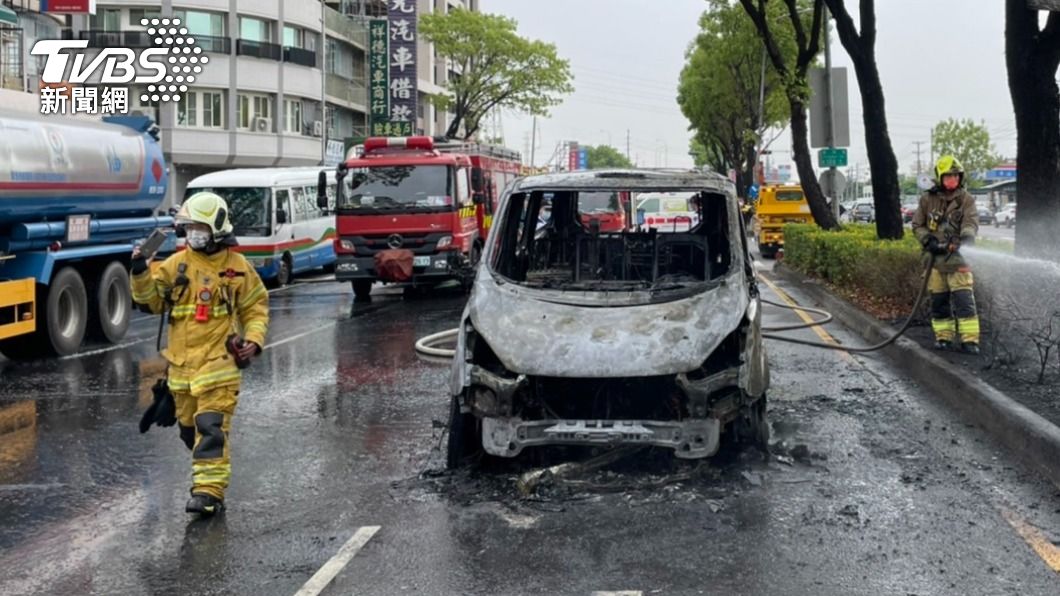 車身的黃色烤漆已變成焦黑的廢鐵。(圖/TVBS)