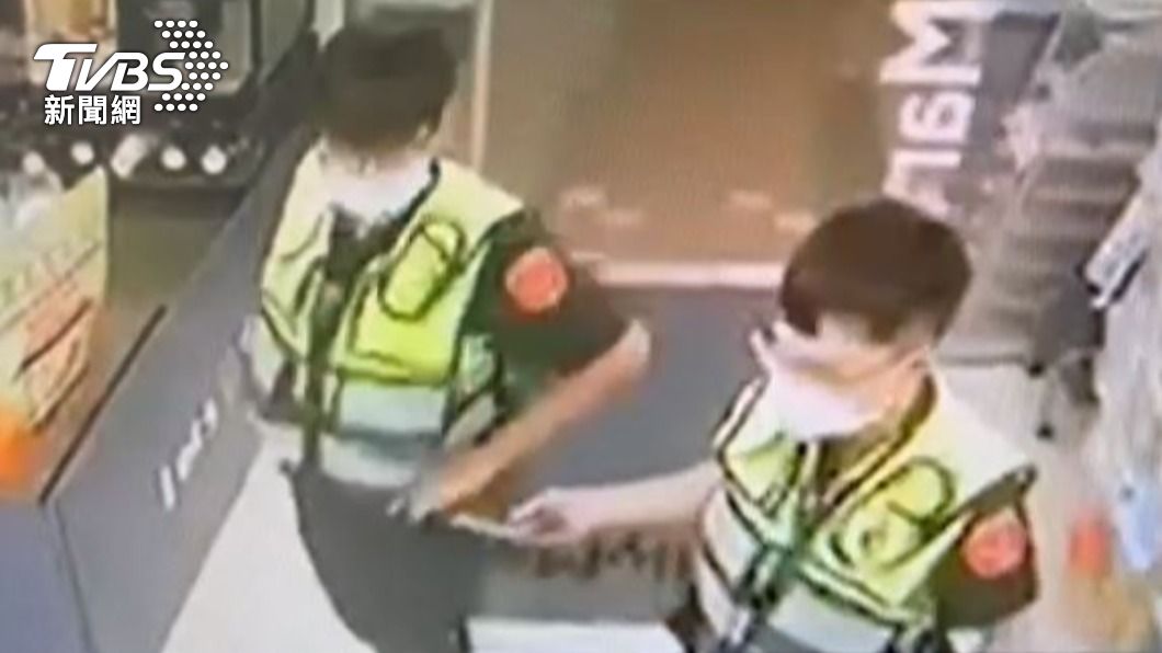 警方獲報到場,將毒品帶回派出所檢驗。(圖/TVBS)