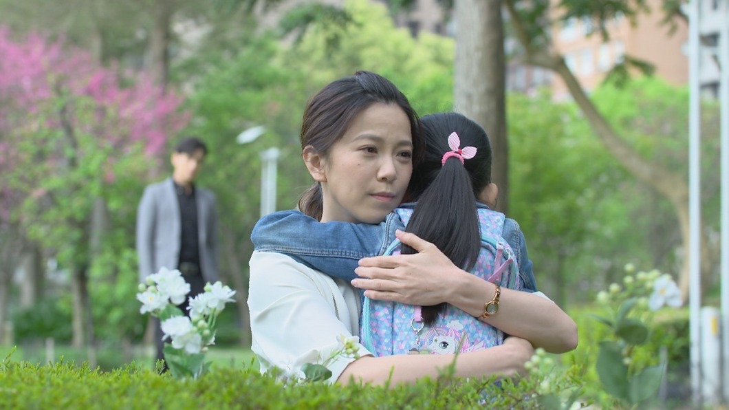 莉莉抱身心科醫師廖苡喬大哭，收視衝破6.32。（圖／民視提供）