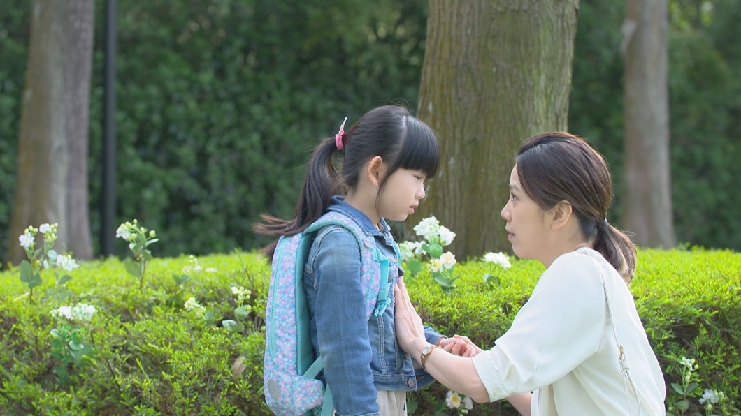 莉莉跟身心科醫師廖苡喬在公園訴說思母心情，讓不少觀眾淚崩在電視機前。（圖／民視提供）