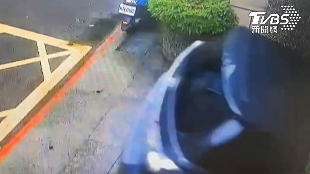 鐵捲門遭撞毀後，車輛墜落。（圖／TVBS）