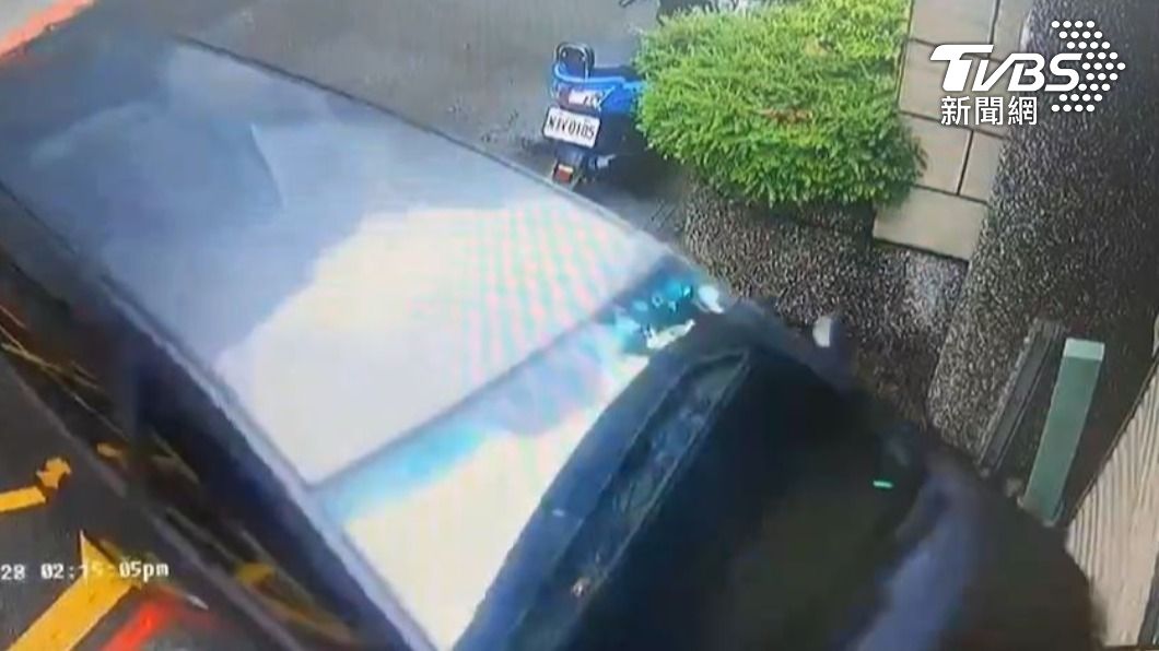 李姓男子沒煞車直接撞進機械停車場。（圖／TVBS）
