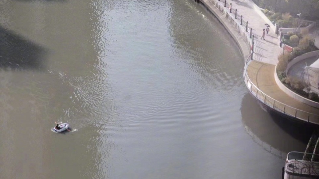中國大陸網路流傳上海有男子欲划船偷渡。（圖／翻攝自微博）