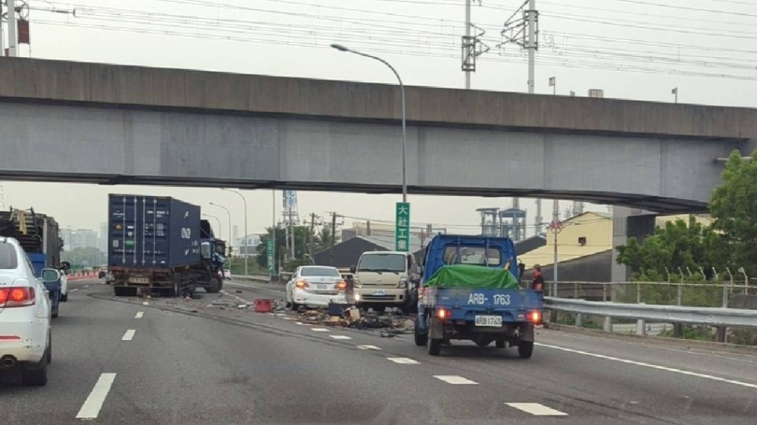 中山高楠梓段多車撞一團。（圖／翻攝自記者爆料網）