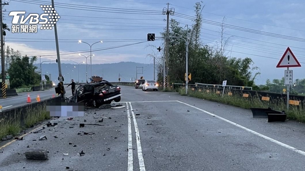 林男自撞安全島而當場死亡。(圖/TVBS)