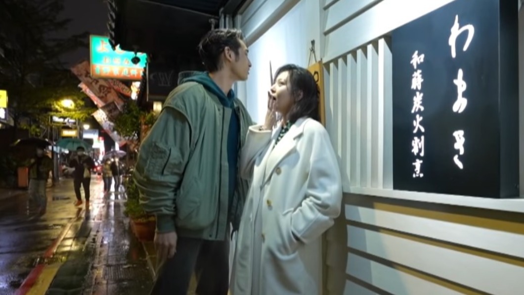 章廣辰(左)、劉品言到條通一日約會。(圖/TVBS)