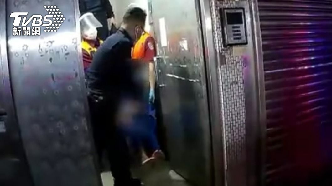 長期酗酒爆衝突!醉父狂敲門遭阻 竟持水果刀猛砍兒