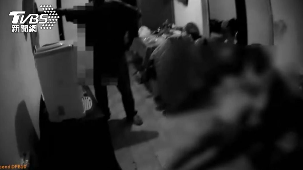 警方到場後謝男倒地、謝父（左）站在一旁。（圖／TVBS）