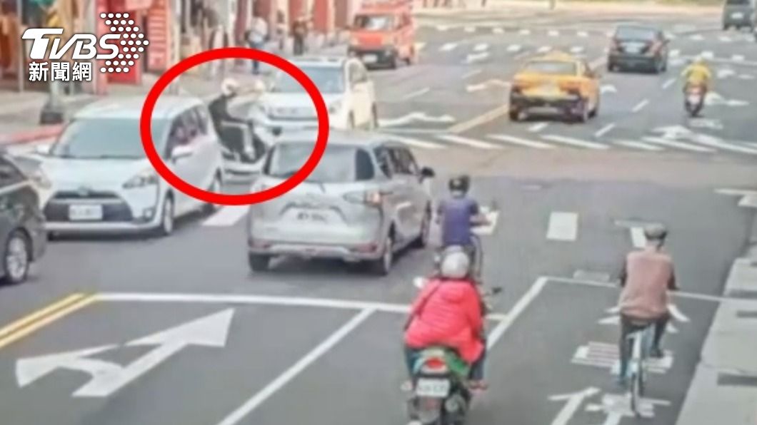 員警鳴笛闖紅燈。(圖/TVBS)