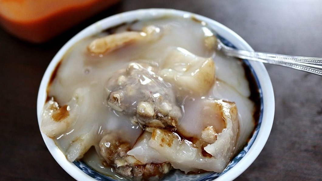 熱呼呼的肉圓上是混了醬油與在來米漿的醬汁,超美味。(圖/翻攝自瑪莉食報)
