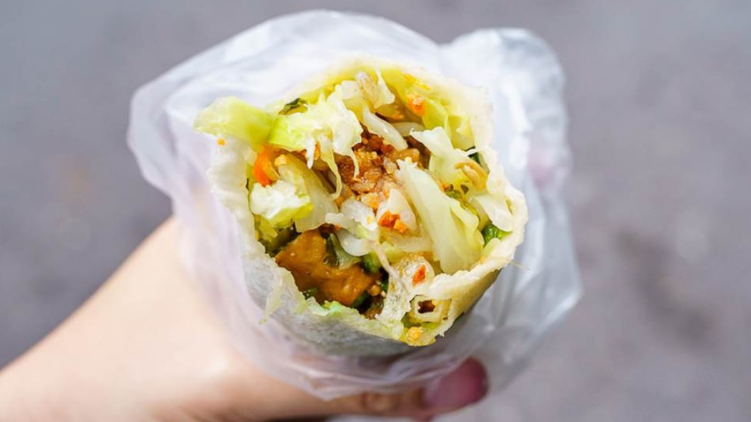 餅皮選用1張自製餅皮及1張訂製餅皮，將滿滿餡料緊緊包裹。（圖／翻攝自剎有其食）