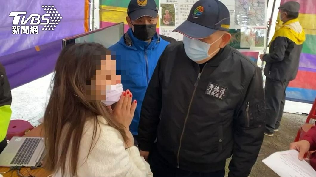 消防局長黃德清到場關心家屬。(圖/TVBS資料畫面)