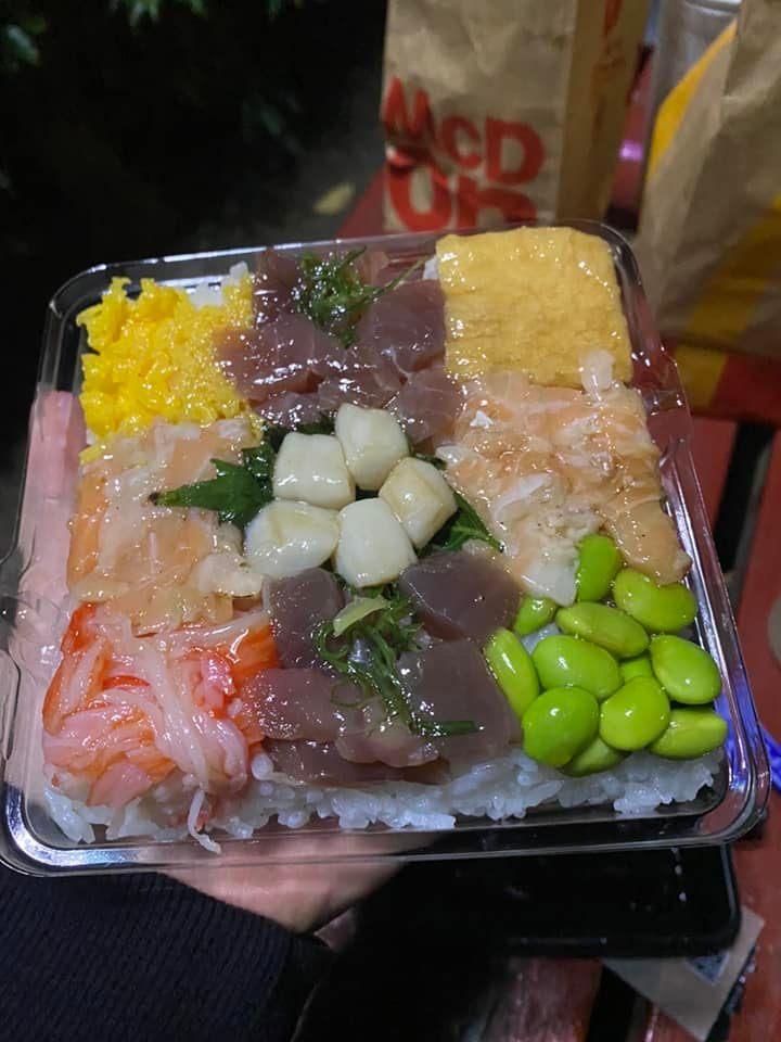 有網友分享這是料放在飯下面的便當。（圖／翻攝自爆料公社）