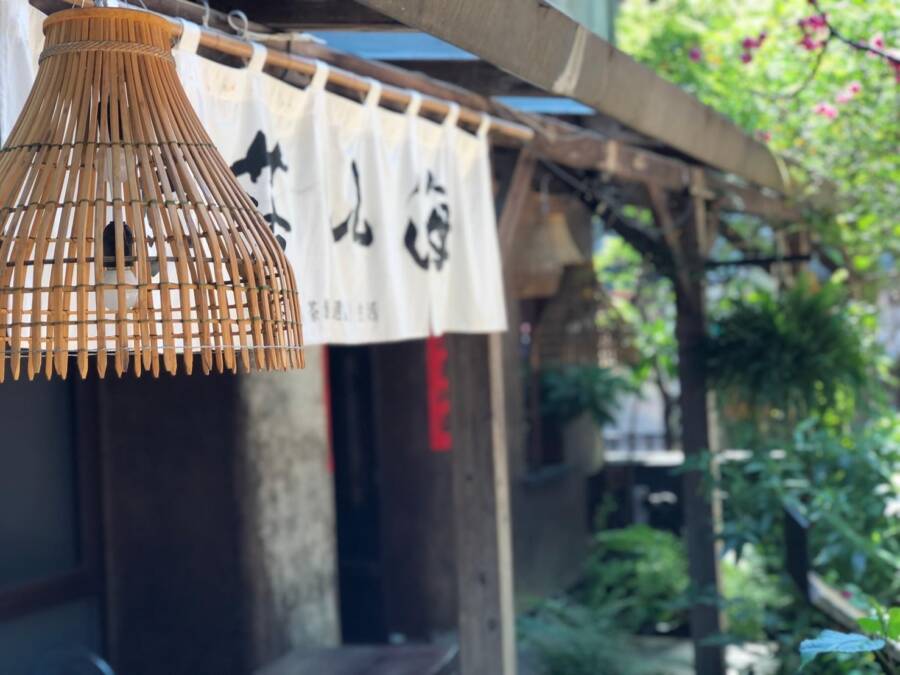 鄰近永康公園的「聚落山海‧茶館‧山海豆花」,是一間中式茶館,店外販售來自台東的「山海豆花」。(圖/引新聞攝)