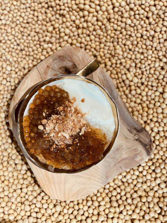 白玉粉圓桃膠絹豆花,口感Q彈,老少咸宜。(圖/業者提供)