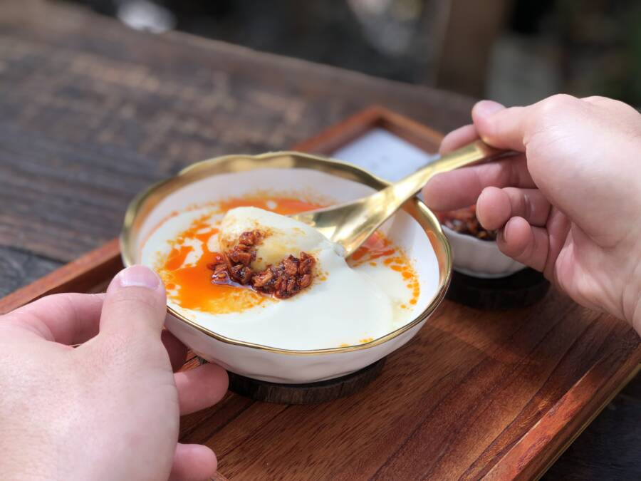 限定版的「日本東京辣味絹豆花」,與台灣的鹹豆漿有異曲同工之妙。(圖/業者提供)