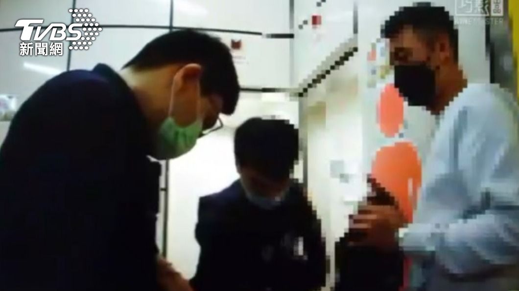 毒癮犯了!男躲捷運廁所拉K狂吼「我是誰」 遭警壓制