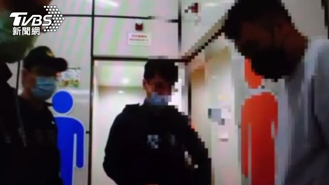 男子躲在廁所施用毒品。(圖/TVBS)