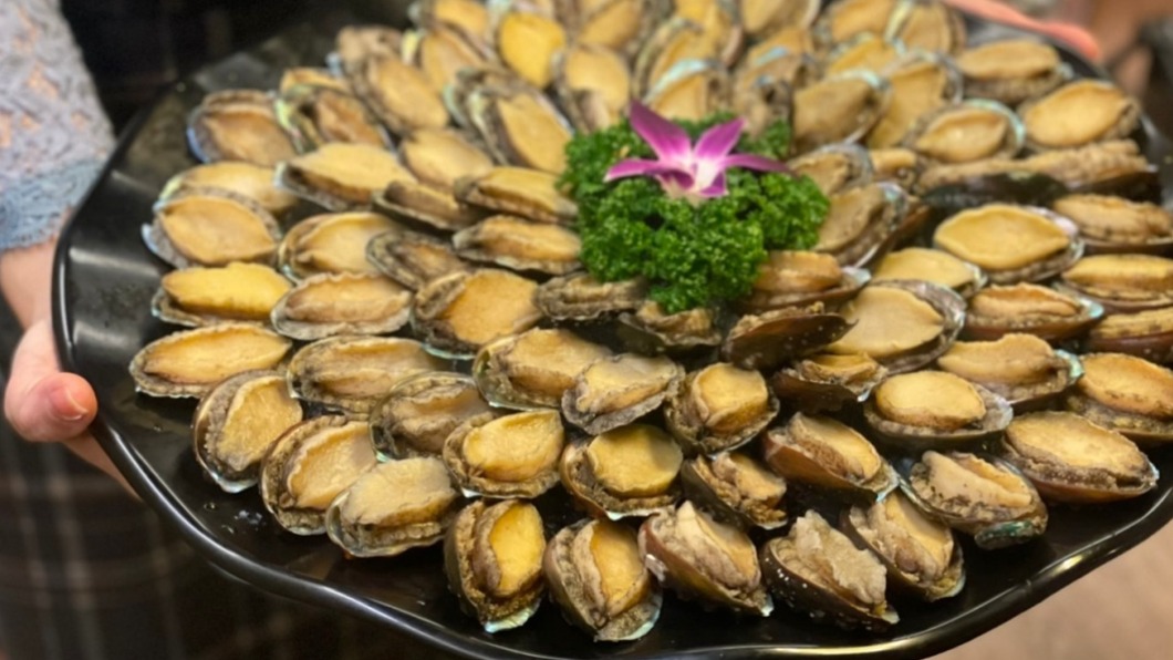 提前1日訂位馬辣,出示證件且打卡即享「九孔鮑魚」吃到飽。(圖/馬辣集團提供)