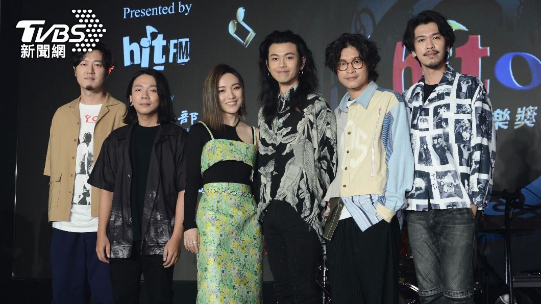 閻奕格及麋先生以演唱方式揭曉「2021 hito年度十大華語歌曲」獎項。(圖/許方正攝)