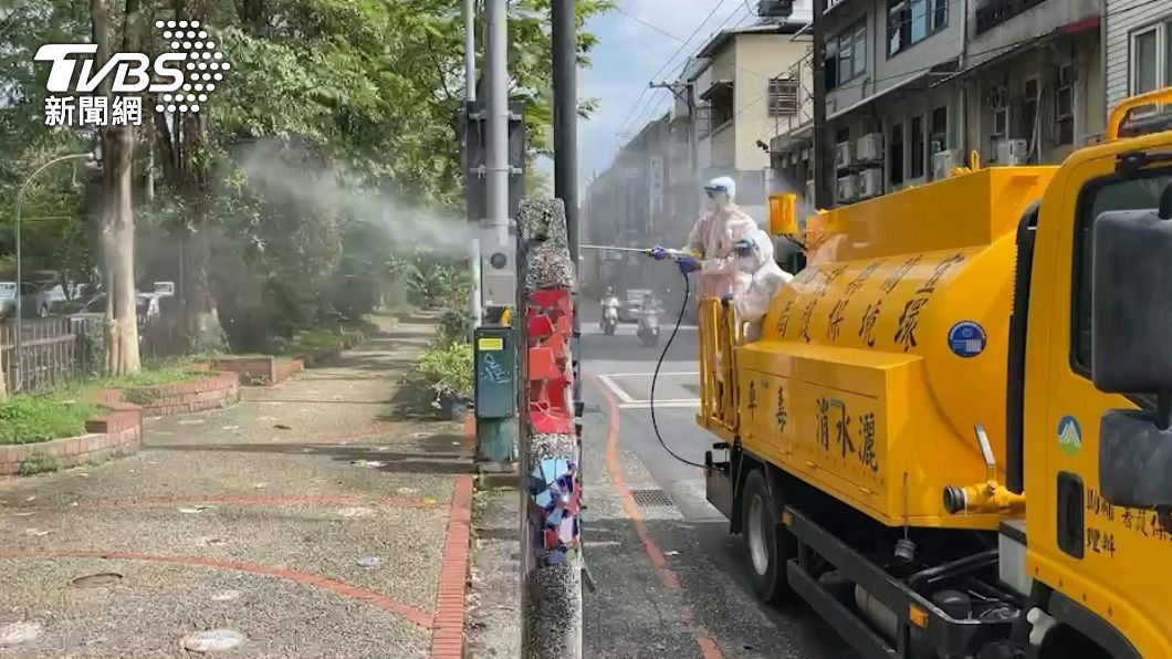 國中外圍消毒。(圖/宜蘭縣政府)