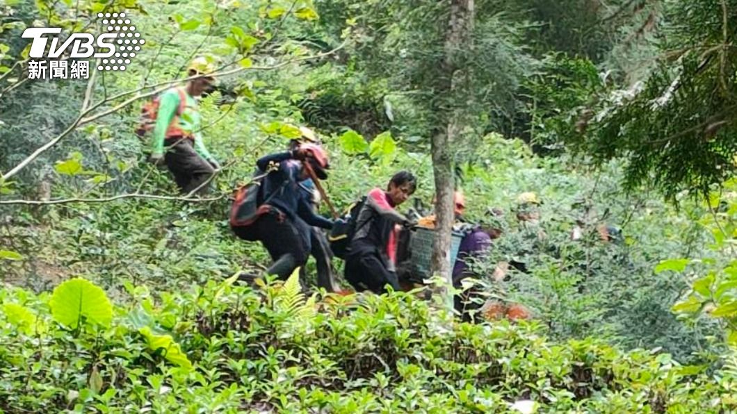 消防人員將蔡進國的遺體運送下山。(圖/TVBS)