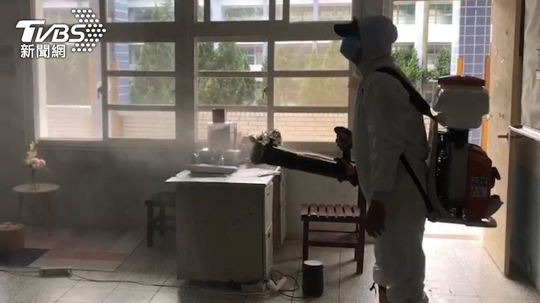 南榮國中緊急清消。(圖/TVBS)