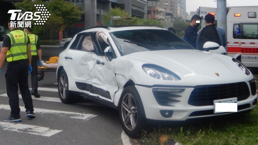 9人送醫!遊覽車出遊碰撞車禍 保時捷噴飛上安全島