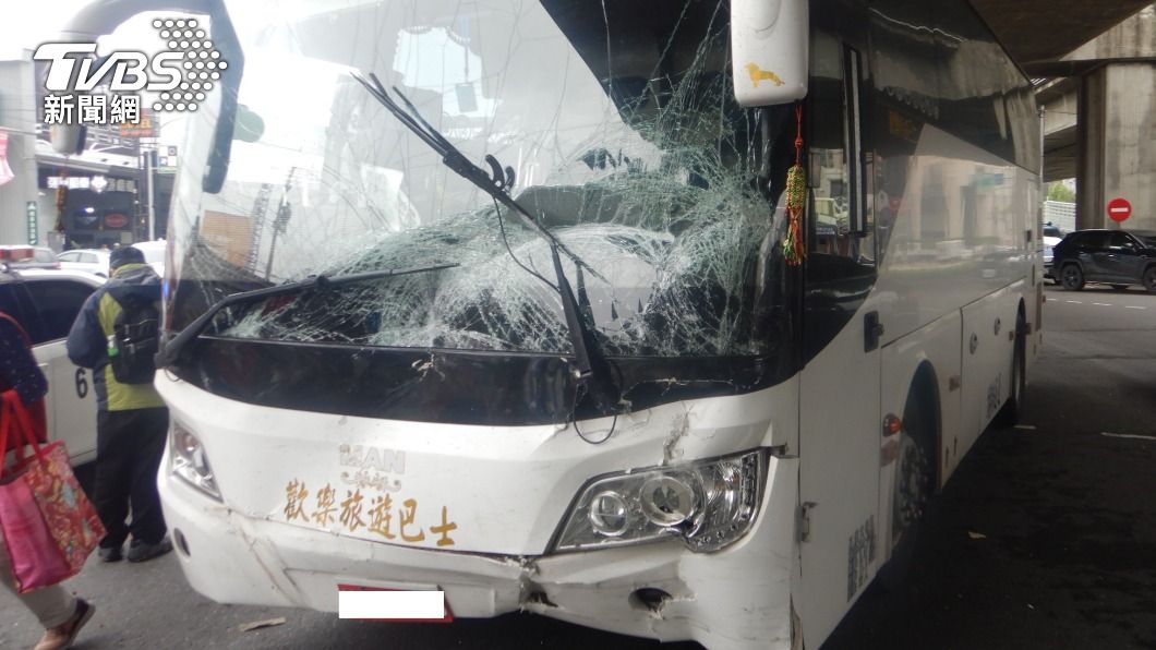 遊覽車車頭損毀嚴重。(圖/TVBS)