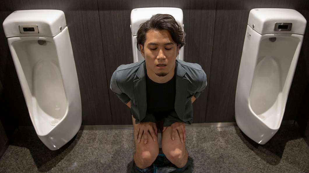 全裸演出!男星「雞雞不見了」驚慌大叫 緊實臀部見光