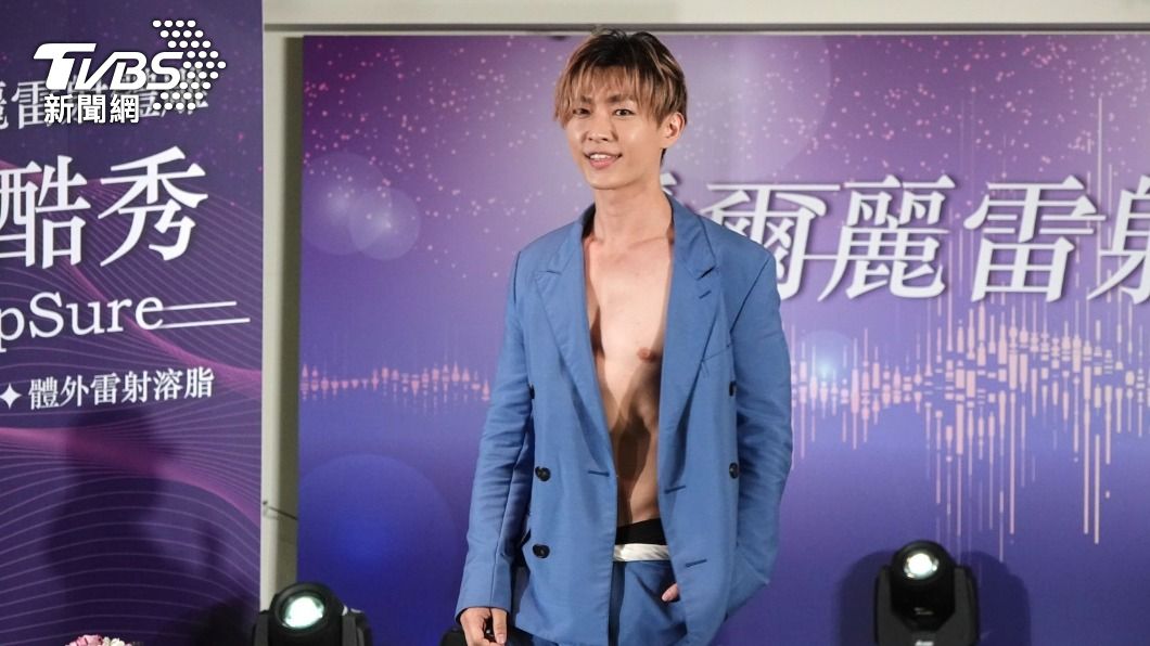 炎亞綸相當大方地秀出胸肌,還特地內裡全裸。(圖/黃城碩攝)