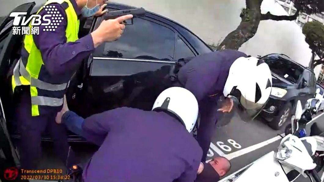 藏毒男拒檢竟掏槍指向警！巡佐對空開2槍嚇阻　壓制逮人