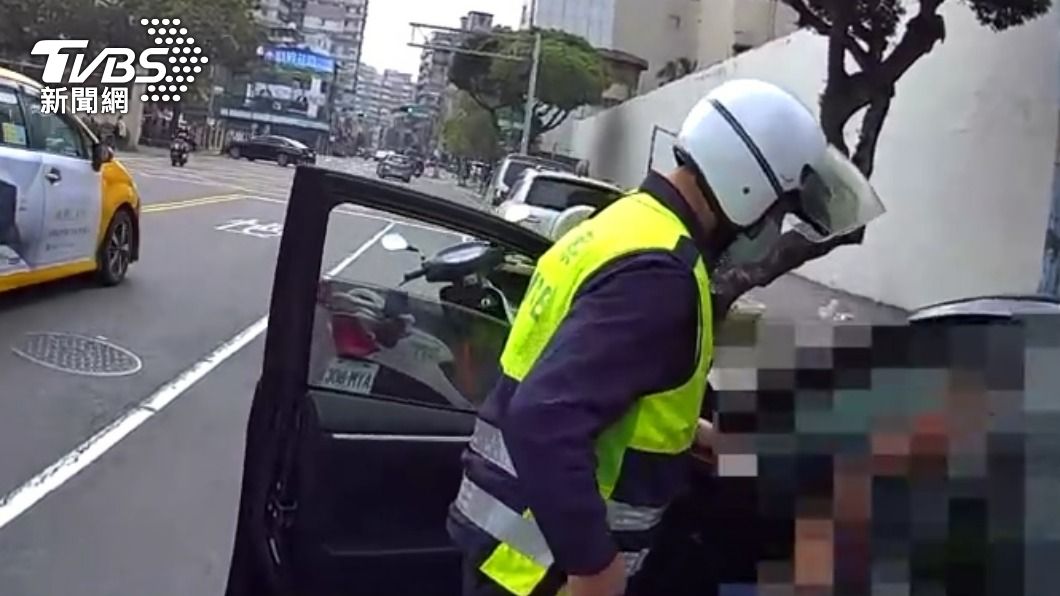 員警發現犯嫌藏有槍支。(圖/TVBS)