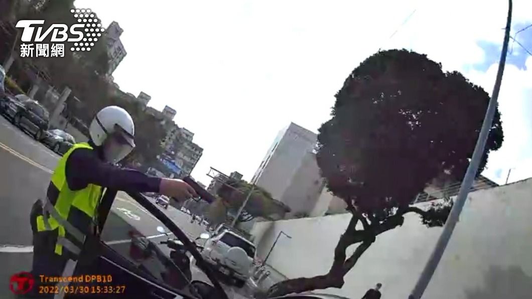 員警對空鳴槍嚇阻。(圖/TVBS)