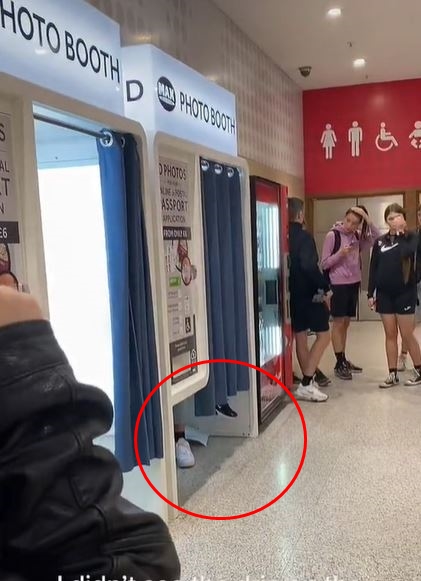 就算人潮來來往往,男女依舊很大膽。(圖/翻攝自TikTok平台)