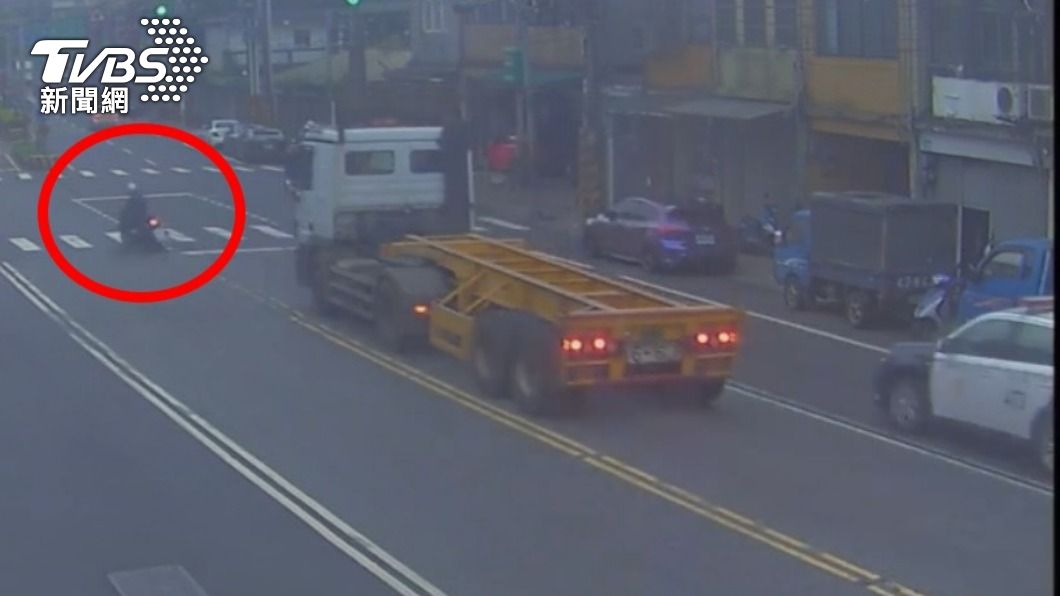 男騎士超車曳引車躲警察。（圖／TVBS）