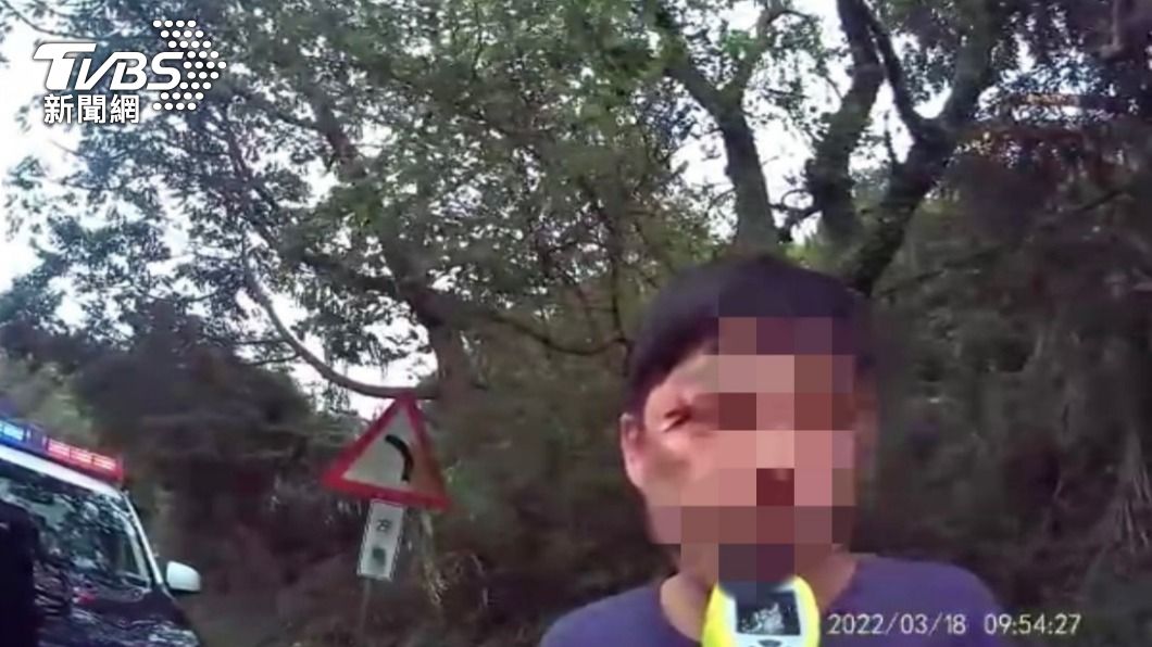 警方對男子進行酒測。(圖/TVBS)