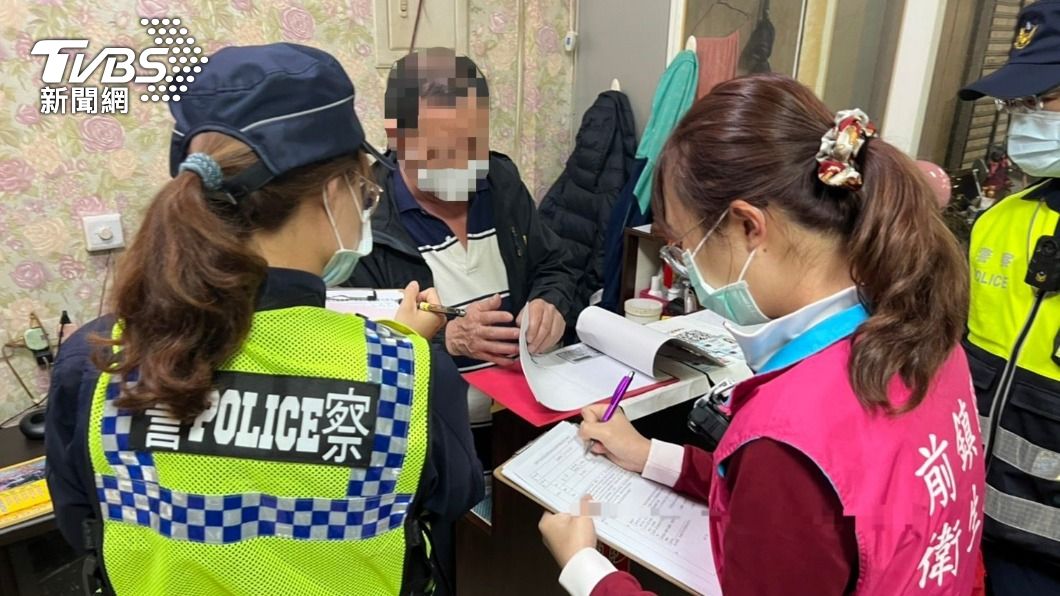 衛生所人員針對違規進行開罰。（圖／TVBS）