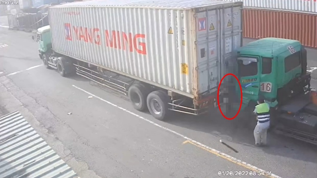 恐怖!貨櫃車駕駛遭夾殺慘死 竟是因同業「彎腰撿水壺」