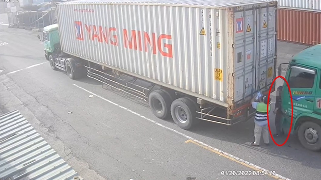 後方貨櫃車追撞邱男。（圖／翻攝自快樂運轉手）