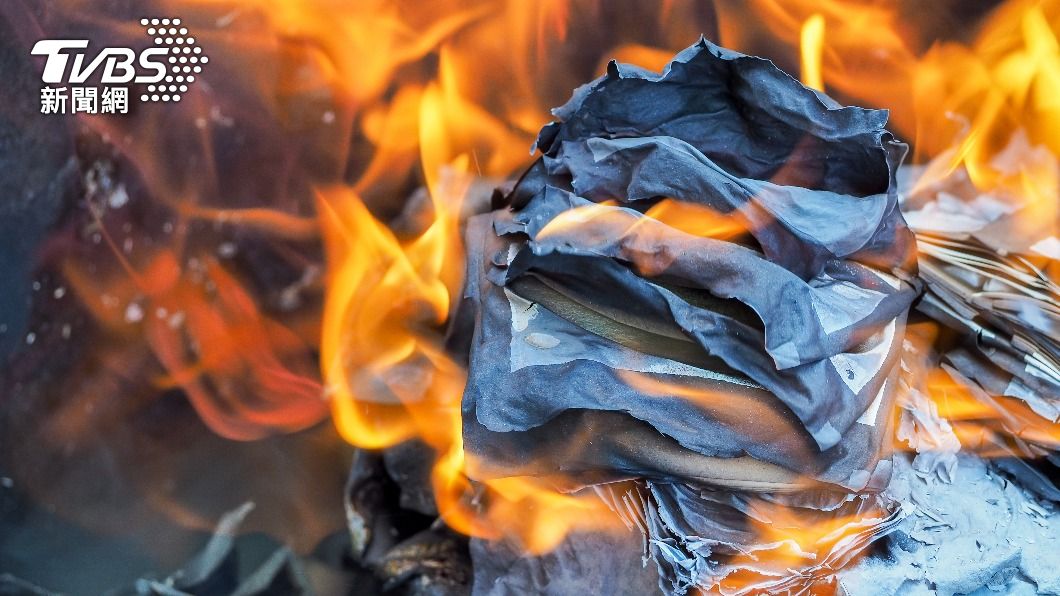 燒紙錢前要記得在背後寫上祖先的名字。(示意圖/shutterstock達志影像)