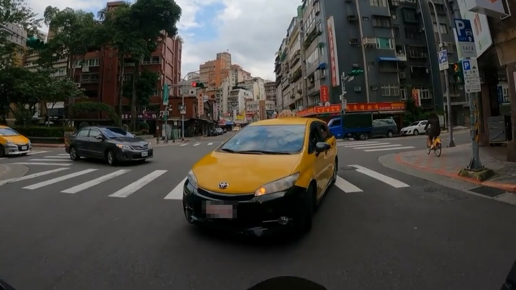 計程車直接撞進對向。(圖/YouTube WoWtchout - 地圖型行車影像分享平台)