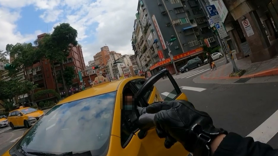 騎士見司機下車還提醒他要拉手剎車。(圖/YouTube WoWtchout - 地圖型行車影像分享平台)