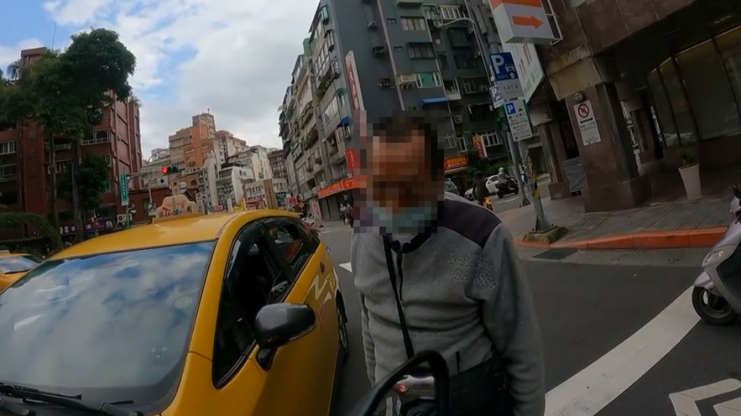 司機自顧自地看車損,表示自己要左轉。(圖/YouTube WoWtchout - 地圖型行車影像分享平台)
