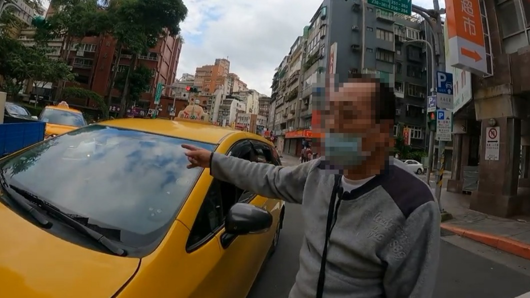 司機說是為了閃車讓騎士氣炸。(圖/YouTube WoWtchout - 地圖型行車影像分享平台)