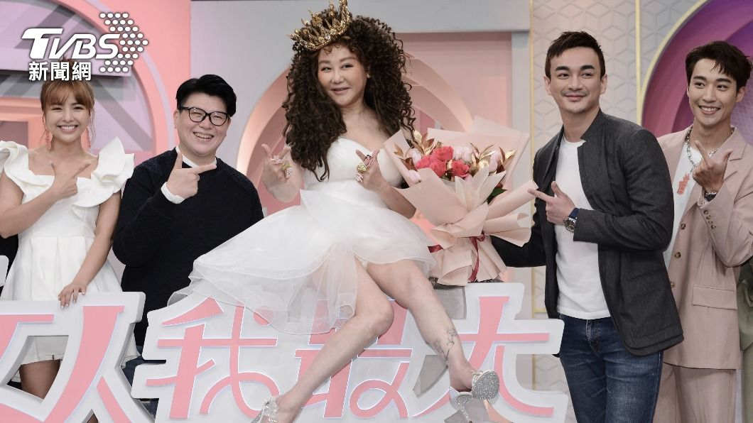 TVBS娛樂事業部總監戴天易（右二）特地現身，獻花給藍心湄。（圖／許方正攝）