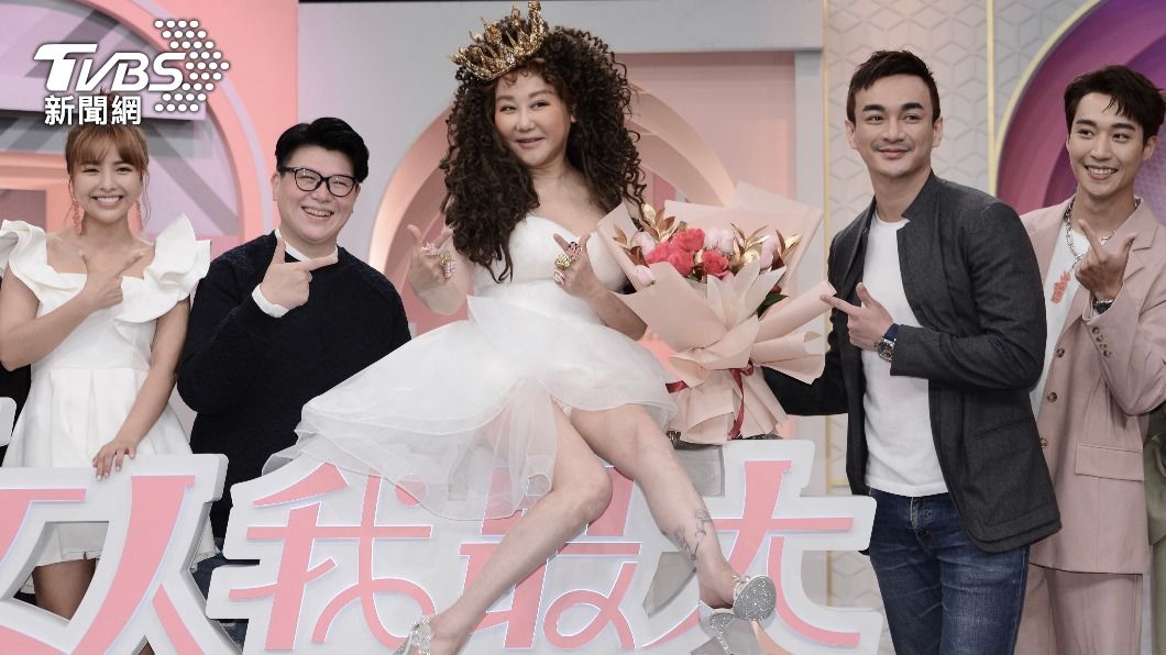 TVBS娛樂事業部總監戴天易(右二)特地現身,獻花給藍心湄。(圖/許方正攝)